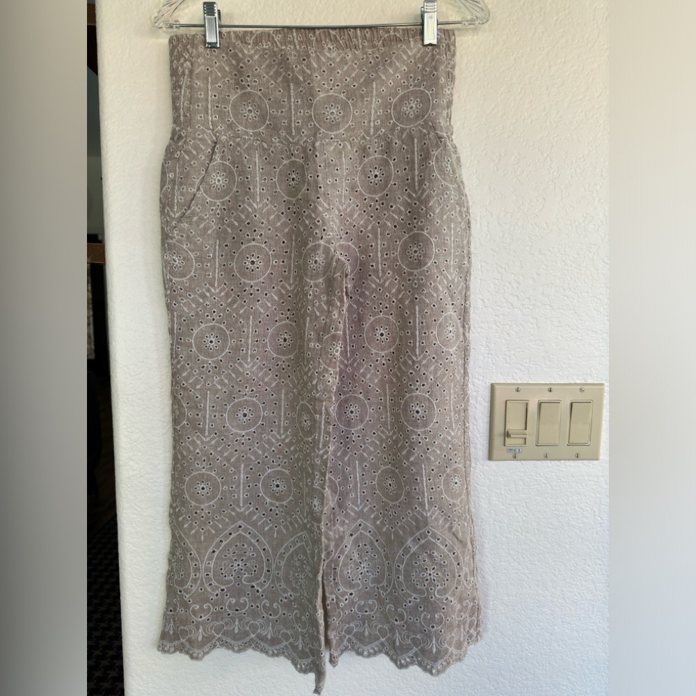 Sundance XS Bohemian Scallop Capri  Crop Pant. Beige, Cream, light brown. NWOT